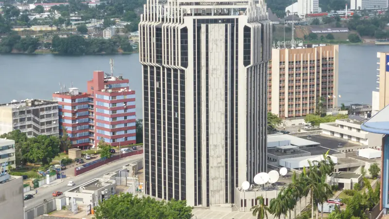 La tour de l’agence principale de la BCEAO à Abidjan, au bord de la lagune Ébrié.
