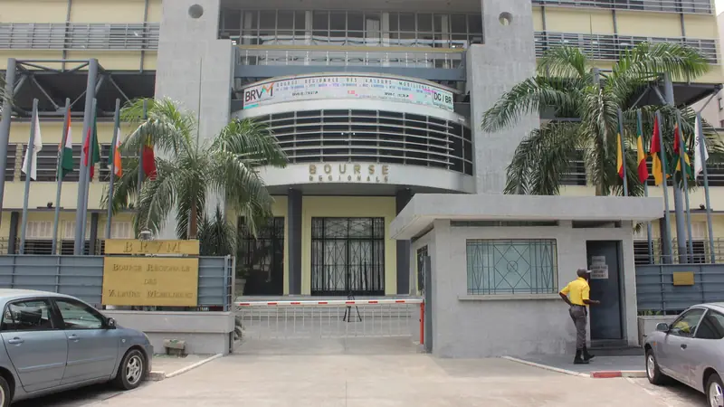L’entrée de la Bourse régionale des valeurs mobilières à Abidjan, bordée des drapeaux des pays de l’UEMOA.
