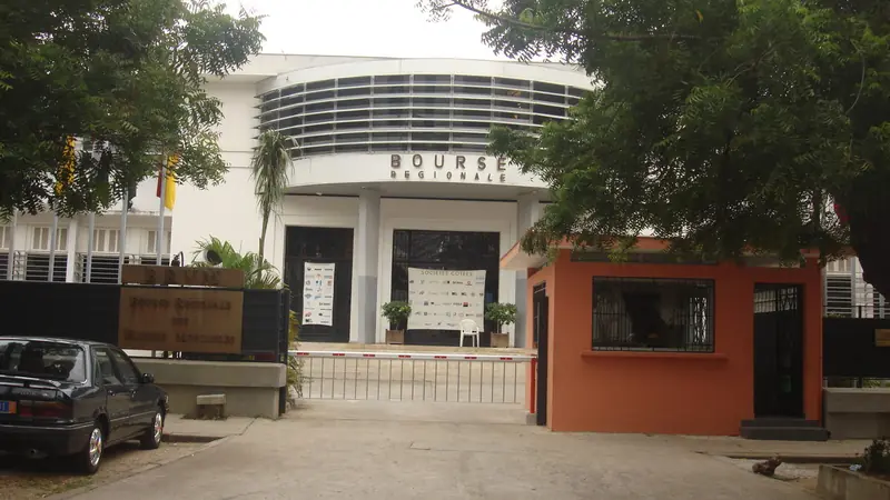 La façade arrondie du siège de la BRVM, au Plateau, à Abidjan.